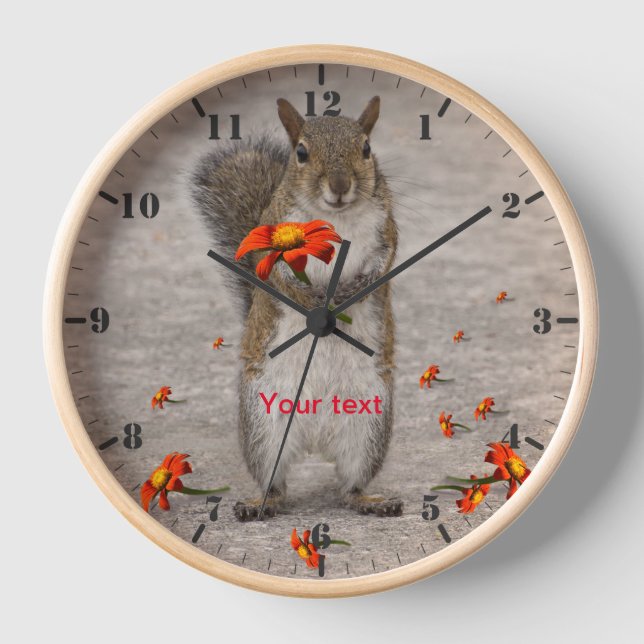 Niedliches Eichhörnchen mit Blume personalisieren Uhr (Vorderseite)