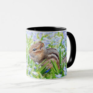 Niedliches Eichhörnchen mit wilden Blume - naturIn Tasse