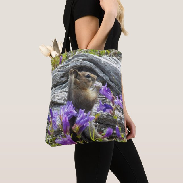 Niedliches Eichhörnchen und Wildblumen Natur Foto Tasche (Von Nahem)