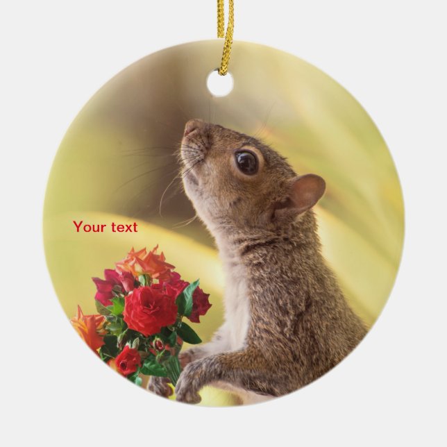 Niedliches Eichhörnchentier mit Rose personalisier Keramik Ornament (Vorne)