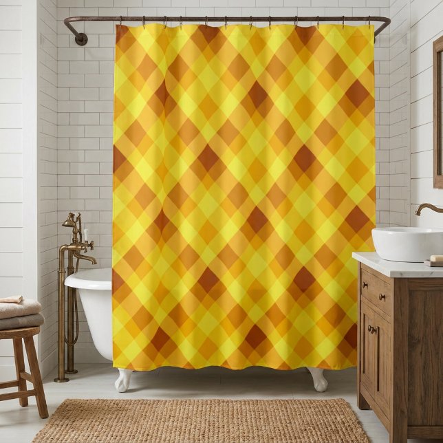 Niedliches Eigelb Gelbe Karierte Duschvorhang (Cute Egg Yolk Yellow Plaid Shower Curtain hanging from shower rod in front of a tub in a bathroom.)
