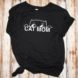 Niedliches einfaches Design Frauen schwarze Katze  T-Shirt<br><div class="desc">Zeigen Sie Ihre Liebe für Katzen,  indem Sie diese originale niedliche,  einfache Design-Illustration einer schwarzen Katze tragen,  die sich versteckt und über dem Text Cat Mama guckt! Auch macht ein lustiges Geschenk für jede Katzenliebhaber Mutter!</div>