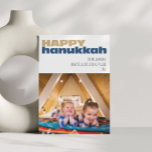 Niedliches einfaches Glück Hanukkah Custom Foto Ho Feiertagskarte<br><div class="desc">Feiern Sie Hanukkah mit dieser niedlichen und einfachen Urlaubskarte,  personalisiert mit Ihrem Lieblings-Foto. Das fröhliche Design verleiht Ihren Urlaubsgrußfreuden eine Touch,  die es perfekt macht,  während des Festivals der Lichter mit den Lieben die warmen Wünsche zu teilen.</div>