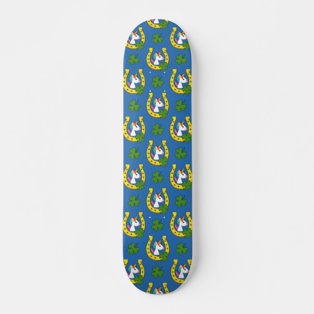 Niedliches Einhorn auf St Patrick's Day Pattern Skateboard (Vorne)