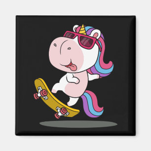 Niedliches Einhorn beim Skateboard Magnet