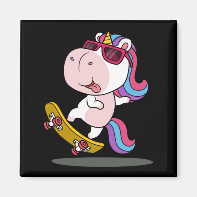 Niedliches Einhorn beim Skateboard Magnet (Vorne)
