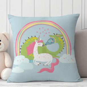 Niedliches Einhorn, das einen Drachen unter einem  Kissen
