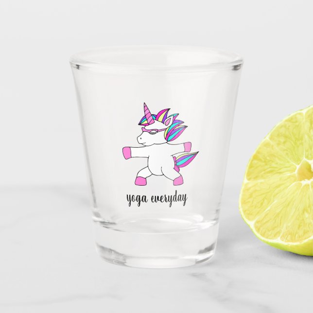 Niedliches Einhorn, das Yoga praktiziert Schnapsglas (Vorderseite)
