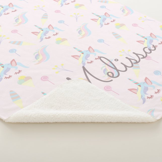 niedliches Einhorn-Emoji-Pastellmonogramm Sherpadecke (3/4)
