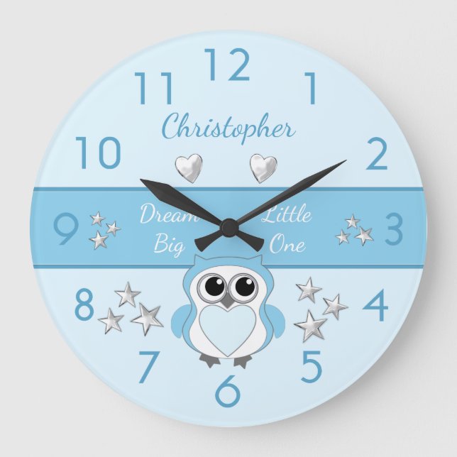 Niedliches Eule blau mit Sternen und einem Namen Große Wanduhr (Vorderseite)