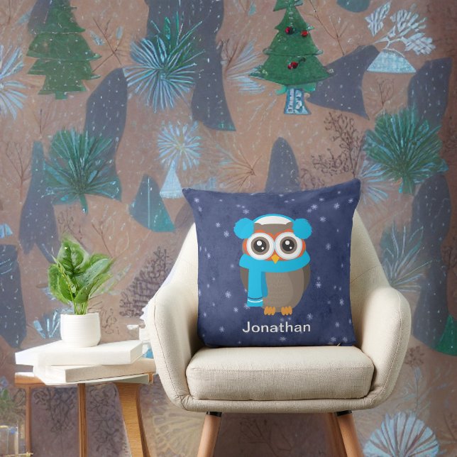 Niedliches Eule mit Ohrmuffen und Scara auf blau Kissen (Von Creator hochgeladen)