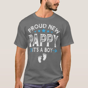 Niedliches Familiengeschlecht zeigt ein neues Papp T-Shirt