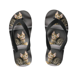 Niedliches Flauschenbaby Kinderbadesandalen