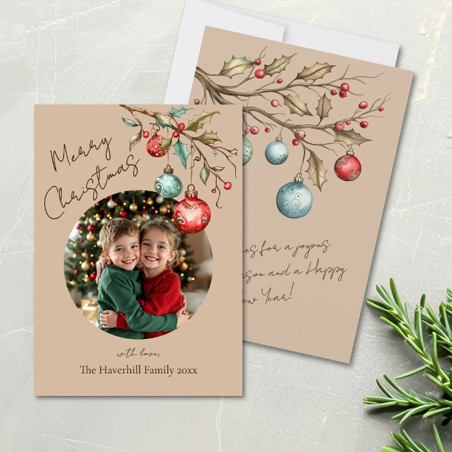 Niedliches Foto Rahmen Beige Farbe Weihnachten (Christmas card family photo with watercolor ornaments and beige background.)