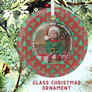 Niedliches Foto und grüne Weihnachtsbäume   Roter  Ornament Aus Glas