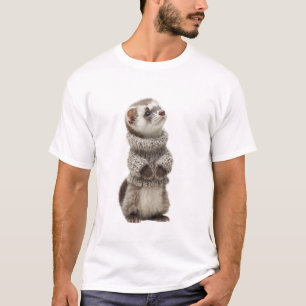 Niedliches Frettchen mit gestricktem Wollpullover T-Shirt