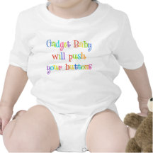Niedliches Gadget Baby drückt die Knöpfe