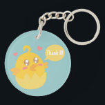Niedliches Gelbes Baby Kick in der Muschel Eier Schlüsselanhänger<br><div class="desc">Adorable Cartoon eines gelben Babychcks mit glitzernden Augen in einer Muschel. Der Hintergrund kann mit der Hintergrundoption auf die gewünschte Farbe geändert werden. Der junge Vogel hat zwei Herzen und eine Sprechblase, die Sie nach Ihren eigenen Worten anpassen können. Zum Beispiel können Sie "Da!" oder "Ma Ma!" setzen, um die...</div>