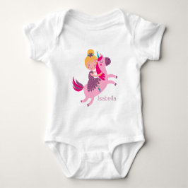 Niedliches Gelbhaariges Girl Reiten auf einem Einh Baby Strampler