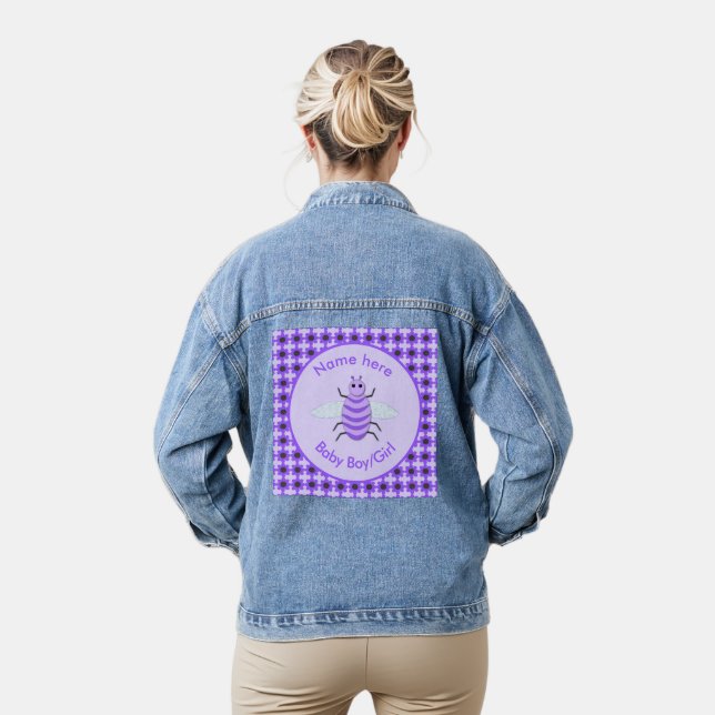 Niedliches Gelbkäfer-Geschlecht zeigt neutrale Ind Jeansjacke (Modell)