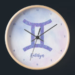 Niedliches Gemini-Astrologie-Zeichen individuell a Uhr<br><div class="desc">Diese hübsche,  lila und lavenere Gemini Uhr zeigt Ihr astrologisches Zeichen aus dem Zodiac in einem wunderschönen Funkeln wie die Sternbilder. Passen Sie dieses niedliche Geschenk mit Ihrem Namen in kursiver Schrift für jemanden mit einem Geburtstag Ende Mai oder Anfang Juni an.</div>