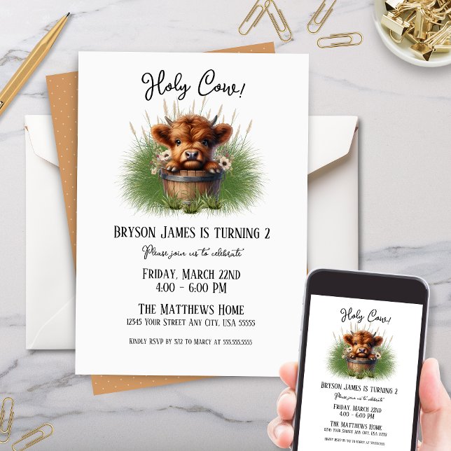 Niedliches geschlechtsneutrales Highland-Cow-Party Einladung (cute highland cow theme baby birthday party invitation with grass and wooden pail for any age)