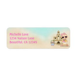 Niedliches Girl Beach Baby und Sandcastle-Adresse