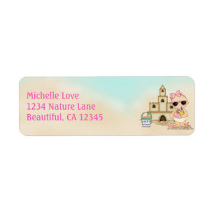 Niedliches Girl Beach Baby und Sandcastle-Adresse