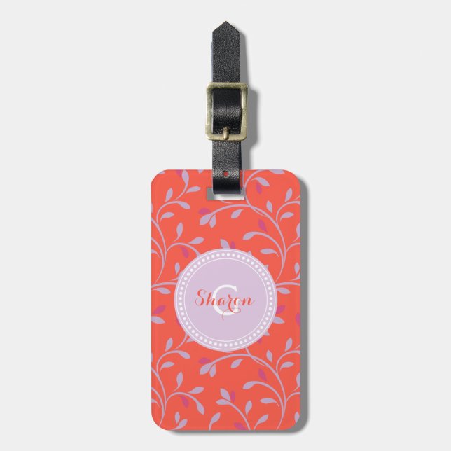 Niedliches girly lila Blumenmusterpastellmonogramm Gepäckanhänger (Vorderseite vertikal)