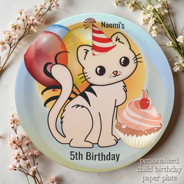 Niedliches glückliches Kind zum Geburtstag Pappteller (Cute kitty festive child birthday paper plates featuring a kitten with balloons and a cupcake. )