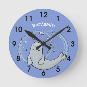 Niedliches glückliches Siegel und Cartoon in Fisch Runde Wanduhr