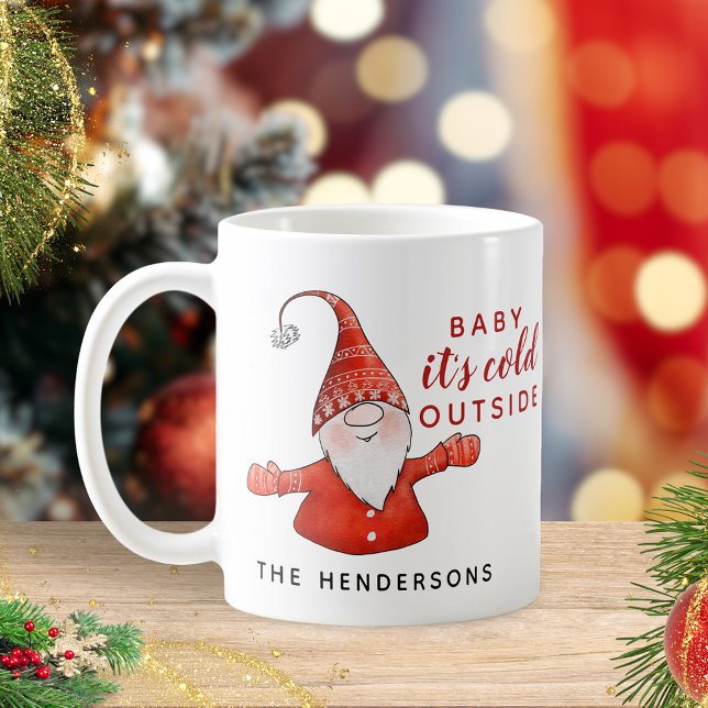 Niedliches Gnome Baby ist kalt draußen Weihnachten Kaffeetasse (Von Creator hochgeladen)