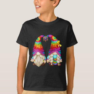 Niedliches Gnome in 70er Outfit zeigt das Friedens T-Shirt