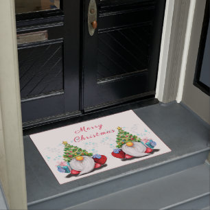 Niedliches Gnome mit Weihnachtsbaumhut und Geschen Fußmatte