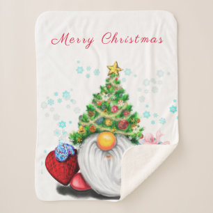 Niedliches Gnome mit Weihnachtsbaumhut und Geschen Sherpadecke