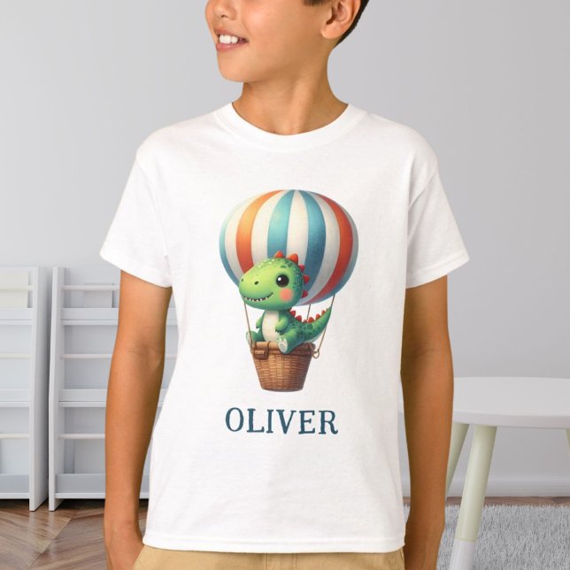 Niedliches grünes Dino fliegt in einem Heißluftbal T-Shirt (Von Creator hochgeladen)