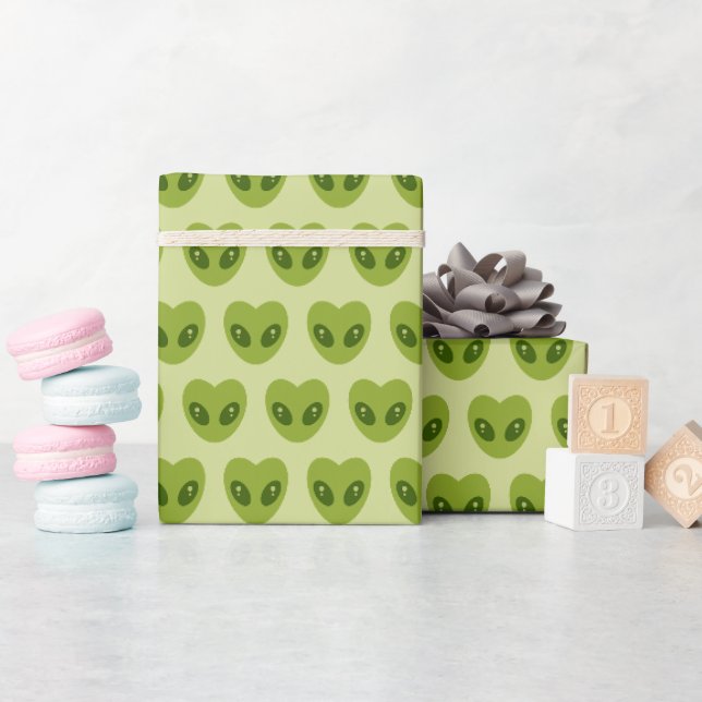 Niedliches Grünes Herz-Shaped Alien Kopfmuster Geschenkpapier (Babyparty)