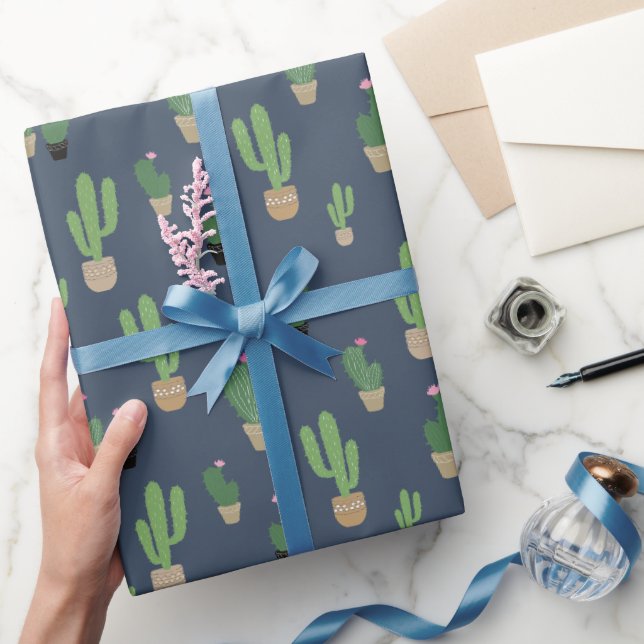 Niedliches grünes Kaktusmuster auf blau Geschenkpapier (Schenken)
