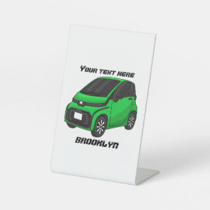 Niedliches grünes Kleinwagen Sockelschild