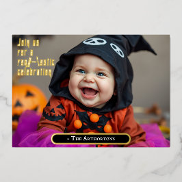 Niedliches Halloween Baby in Hexenkleid Folieneinladung