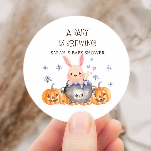Niedliches Halloween Cauldron Baby ist Braudusche Runder Aufkleber (Cute Halloween Cauldron Baby is Brewing Shower Classic Round Sticker)