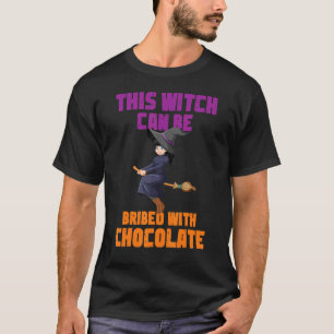 Niedliches Halloween kann diese Hexe mit Choco bes T-Shirt