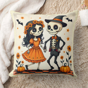 Niedliches Halloween Skeleton-Paar in Orange Kissen