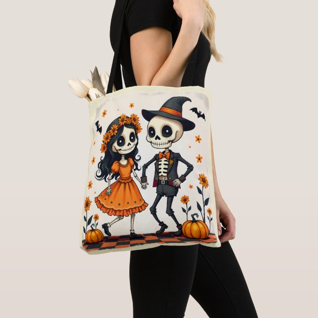 Niedliches Halloween Skeleton-Paar in Orange Tasche (Von Nahem)