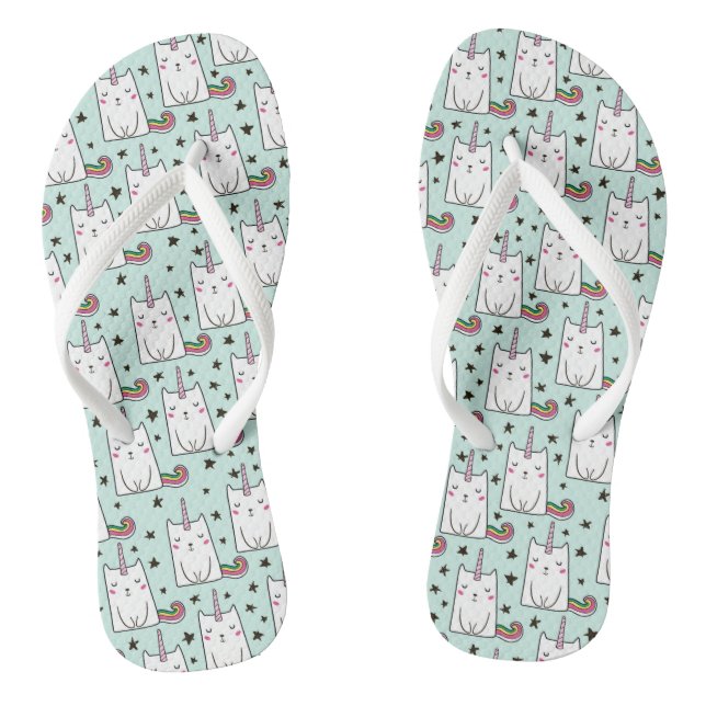 Niedliches, handgezeichnetes, unikornes Katzenmust Flip Flops (Fußbett)