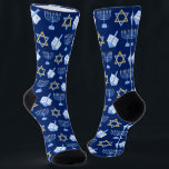 Niedliches Hanukkah Dreidel Menorah Muster Blau Go Socken<br><div class="desc">Schöne Hanukkah Socken in hübschem Blau mit einem coolen Muster des Judentums-Sterns,  dreidel für lustige Chanukah-Spiele,  und die jüdische Menorah für den Urlaub.</div>