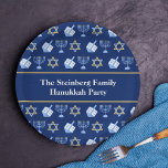 Niedliches Hanukkah Dreidel Menorah Muster kundens Pappteller<br><div class="desc">Schöne,  individuell gestaltbare Hanukkah Party Papiertafel in hübschem Blau mit einem coolen Muster Judaism star,  dreidel für lustige Chanukah-Spiele,  und die jüdische Menorah für einen Urlaub Abendessen oder Ansammlung mit Ihrer Synagoge.</div>