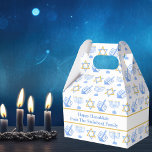 Niedliches Hanukkah Menorah Dreidel Muster kundens Geschenkschachtel<br><div class="desc">Schöne individuelle Hanukkah Gastgeschenk Box in einem hübschen Blau-und Goldmuster des Judentums Sterne,  dreidel für lustige Chanukah-Spiele,  und die jüdische Menorah für den Urlaub. Personalisieren Sie mit Ihrer eigenen Geschenkbotschaft aus Ihrer Familie.</div>