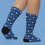 Niedliches Hanukkah-Muster Socken<br><div class="desc">Schöne Hanukkah Socken in hübschem Blau mit einem coolen Muster des Judentums-Sterns, dreidel für lustige Chanukah-Spiele, und die jüdische Menorah für den Urlaub.</div>