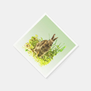 Niedliches Häschen-Kaninchen in der grünes Serviette